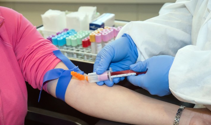 Peran Krusial Flebotomis Menjaga Kualitas Spesimen Imunoserologi
